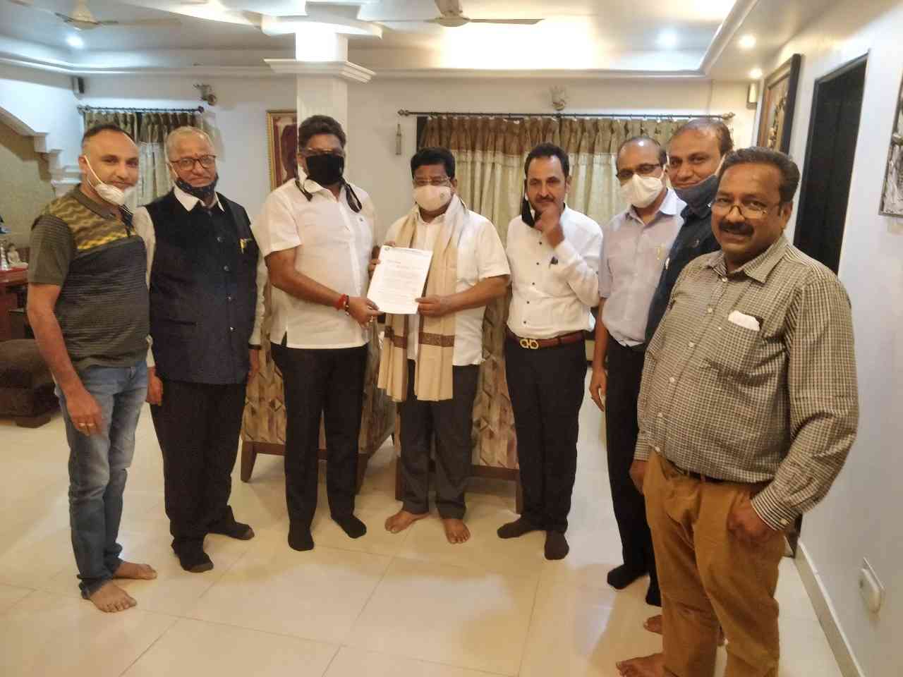 CAMIT delegation led by Dipen Agrawal felicitating MLA Vikas Thakre on being appointed as trustee of Nagpur Improvement Trust  